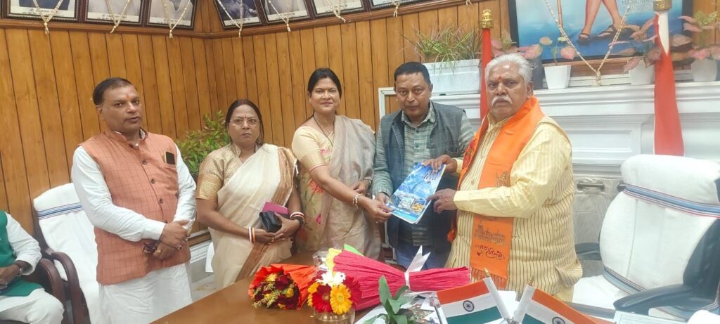 बिहार पत्रकार सम्मान पेंशन योजना के दायरे में आयेंगे सभी पत्रकार, होगी पहल: प्रेम कुमार पटना। बिहार पत्रकार सम्मान पेंशन योजना बिहार सरकार की लोक कल्याणकारी योजनाओं में से एक है। इस योजना का लाभ ज्यादा से ज्यादा पत्रकारों को मिले इसकी पहल होगी। विधानसभा अध्यक्ष प्रेम कुमार ने मीडिया फॉर बॉर्डर हार्मोनी के शिष्यमंडल से बातचीत करते हुए कहा कि सरकार बिहार में पत्रकारों को बीमा और पेंशन दे रही है। हर जिला स्तर पर प्रेस क्लब का निर्माण भी कराया गया है। शिष्टमंडल में शामिल पत्रकारों ने कहा कि वर्तमान में पेंशन योजना के नियम को थोड़ा शिथिल करने की जरूरत है। तभी बड़ी संख्या में ग्रामीण पत्रकारों को लाभ मिलेगा। उम्र सीमा 60 साल रहे। लेकिन अनुभव प्रमाण पत्र को लेकर जो प्रक्रिया है, उसके कारण बड़ी संख्या में पत्रकार योजना का लाभ नहीं ले रहे हैं। अनुभव प्रमाण के लिए अलग समिति बननी चाहिए। अनुभव प्रमाण पत्र के लिए जिला स्तर पर समिति का गठन किया जाए। जिसमें जिलाधिकारी, जिला जनसंपर्क अधिकारी, स्थानीय सांसद, विधायक, विधान पार्षद को भी नामित किया जाए। यह समिति भी अनुभव प्रमाण पत्र दे। इसके साथ ही अनुभव के लिए 20 साल निर्धारित है, उसको 10 साल किया जाए। विधानसभा अध्यक्ष ने इन मांगों को गंभीरता से लेते हुए कहा कि वह अपने स्तर से पहल करेंगे और ज्यादा से ज्यादा वरीय पत्रकार इसके दायरे में आए। मीडिया फॉर बॉर्डर हार्मोनी बिहार सरकार के पिछड़ा अति पिछड़ा कल्याण वर्ग के मंत्री रमा निषाद के नेतृत्व में विधानसभा अध्यक्ष डॉ. प्रेम कुमार से मिलकर अपनी मांगों को रखा। शिष्टमंडल में विधायक बेबी कुमारी,वरीय पत्रकार अमरेंद्र तिवारी, बिहार मदरसा बोर्ड के पूर्व सदस्य प्रोफेसर शब्बीर अहमद, जदयू वरीय नेता सौरभ कुमार साहेब आदि शामिल रहे। पत्रकार पेंशन योजना के दायरे में आए सभी पत्रकार इस पर होगा विचार बिहार विधानसभा के अध्यक्ष डॉ. प्रेम कुमार से मीडिया फॉर बॉर्डर हार्मोनी का शिष्ट मंडल मिला। बिहार पत्रकार पेंशन योजना के बारे में 60 साल की उम्र वाले सभी पत्रकारों को शामिल किया जाएगा। इसके नियम को शिथिल करनें पर विचार किया जाएगा। वरीय पत्रकार अमरेन्द्र तिवारी ने कहा कि बिहार पत्रकार सम्मान पेंशन योजना के तहत शत प्रतिशत लाभ ग्रामीण पत्रकारों को दिलाने के लिए पात्रता की अवधि 20 साल से घटाकर 10 साल करने और पीएफ कटौती व मान्यता वाली कार्ड की अनिवार्यता की जगह आवेदक के नाम से छपी पेपर का न्यूज का कतरन को भी अनुभव के प्रमाण के रूप में स्वीकार किया जाए। उन्होंने कहा कि मुख्यमंत्री नीतीश कुमार जी ने बिहार में पत्रकारों के लिए दो महत्वपूर्ण योजना बिहार राज्य पत्रकार बीमा योजना और बिहार पत्रकार सम्मान पेंशन योजना दी है। पत्रकारों के लिए यह योजना देश का मॉडल है। इसके लिए हम पत्रकार आभारी हैं। मुख्यमंत्री नीतीश कुमार की मंशा है कि इसका लाभ ज्यादा से ज्यादा पत्रकारों को मिले। यह तब संभव होगा जब पेंशन योजना के नियम में थोड़ा संशोधन हो जाए। अगर नियम में बदलाव हो तो योजना अधिक प्रभावी, समावेशी और पत्रकार हितैषी सिद्ध होगी। यह रखी गई मांग:: ---बिहार पत्रकार सम्मान पेंशन योजना का आवेदन शपथ पत्र के आधार पर स्वीकार करने की प्रक्रिया आरंभ की जाए (जैसे कि बिहार में बिहार राज्य पत्रकार बीमा योजना के लिए किया जा रहा है)। --- बिहार पत्रकार सम्मान पेंशन योजना में पात्रता की अवधि को 20 वर्षों से घटाकर 10 वर्ष किया जाए। ---बिहार पत्रकार सम्मान पेंशन योजना आयु सीमा 58 वर्ष निर्धारित की जाए।इस उम्र के हर पत्रकार को पेंशन दायरा में लाया जाए। ----बिहार पत्रकार सम्मान पेंशन लेने के लिए पत्रकार के नियुक्ति पत्र, वेतन पर्ची, बैंक स्टेटमेंट, पी.एफ. कटौती, मान्यता प्राप्त पत्रकार परिचय पत्र की जगह चुनाव या सरकारी कार्यक्रमों के कवरेज हेतु जारी परिचय पत्र व आवेदक के नाम से छपी पेपर का न्यूज कतरन को भी अनुभव के प्रमाण के रूप में स्वीकार किया जाए। ---- जिला स्तर पर पत्रकारों के कार्य अनुभव सत्यापन के लिए जिला स्तरीय समिति का गठन हो, जिसमें स्थानीय सांसद, विधायक एवं जिलाधिकारी एवं जिला सूचना जनसंपर्क पदाधिकारी को शामिल किया जाए। ---- ग्रामीण क्षेत्रों में कार्यरत पत्रकारों के लिए सांसद, विधायक, विधानपार्षद एवं प्रखण्ड विकास पदाधिकारी द्वारा प्रमाणित अनुभव प्रमाण पत्र को भी वैध कागजात माना जाए।
