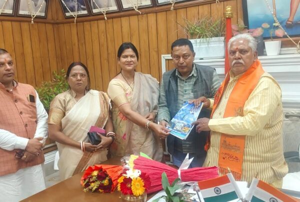 बिहार पत्रकार सम्मान पेंशन योजना के दायरे में आयेंगे सभी पत्रकार, होगी पहल: प्रेम कुमार पटना। बिहार पत्रकार सम्मान पेंशन योजना बिहार सरकार की लोक कल्याणकारी योजनाओं में से एक है। इस योजना का लाभ ज्यादा से ज्यादा पत्रकारों को मिले इसकी पहल होगी। विधानसभा अध्यक्ष प्रेम कुमार ने मीडिया फॉर बॉर्डर हार्मोनी के शिष्यमंडल से बातचीत करते हुए कहा कि सरकार बिहार में पत्रकारों को बीमा और पेंशन दे रही है। हर जिला स्तर पर प्रेस क्लब का निर्माण भी कराया गया है। शिष्टमंडल में शामिल पत्रकारों ने कहा कि वर्तमान में पेंशन योजना के नियम को थोड़ा शिथिल करने की जरूरत है। तभी बड़ी संख्या में ग्रामीण पत्रकारों को लाभ मिलेगा। उम्र सीमा 60 साल रहे। लेकिन अनुभव प्रमाण पत्र को लेकर जो प्रक्रिया है, उसके कारण बड़ी संख्या में पत्रकार योजना का लाभ नहीं ले रहे हैं। अनुभव प्रमाण के लिए अलग समिति बननी चाहिए। अनुभव प्रमाण पत्र के लिए जिला स्तर पर समिति का गठन किया जाए। जिसमें जिलाधिकारी, जिला जनसंपर्क अधिकारी, स्थानीय सांसद, विधायक, विधान पार्षद को भी नामित किया जाए। यह समिति भी अनुभव प्रमाण पत्र दे। इसके साथ ही अनुभव के लिए 20 साल निर्धारित है, उसको 10 साल किया जाए। विधानसभा अध्यक्ष ने इन मांगों को गंभीरता से लेते हुए कहा कि वह अपने स्तर से पहल करेंगे और ज्यादा से ज्यादा वरीय पत्रकार इसके दायरे में आए। मीडिया फॉर बॉर्डर हार्मोनी बिहार सरकार के पिछड़ा अति पिछड़ा कल्याण वर्ग के मंत्री रमा निषाद के नेतृत्व में विधानसभा अध्यक्ष डॉ. प्रेम कुमार से मिलकर अपनी मांगों को रखा। शिष्टमंडल में विधायक बेबी कुमारी,वरीय पत्रकार अमरेंद्र तिवारी, बिहार मदरसा बोर्ड के पूर्व सदस्य प्रोफेसर शब्बीर अहमद, जदयू वरीय नेता सौरभ कुमार साहेब आदि शामिल रहे। पत्रकार पेंशन योजना के दायरे में आए सभी पत्रकार इस पर होगा विचार बिहार विधानसभा के अध्यक्ष डॉ. प्रेम कुमार से मीडिया फॉर बॉर्डर हार्मोनी का शिष्ट मंडल मिला। बिहार पत्रकार पेंशन योजना के बारे में 60 साल की उम्र वाले सभी पत्रकारों को शामिल किया जाएगा। इसके नियम को शिथिल करनें पर विचार किया जाएगा। वरीय पत्रकार अमरेन्द्र तिवारी ने कहा कि बिहार पत्रकार सम्मान पेंशन योजना के तहत शत प्रतिशत लाभ ग्रामीण पत्रकारों को दिलाने के लिए पात्रता की अवधि 20 साल से घटाकर 10 साल करने और पीएफ कटौती व मान्यता वाली कार्ड की अनिवार्यता की जगह आवेदक के नाम से छपी पेपर का न्यूज का कतरन को भी अनुभव के प्रमाण के रूप में स्वीकार किया जाए। उन्होंने कहा कि मुख्यमंत्री नीतीश कुमार जी ने बिहार में पत्रकारों के लिए दो महत्वपूर्ण योजना बिहार राज्य पत्रकार बीमा योजना और बिहार पत्रकार सम्मान पेंशन योजना दी है। पत्रकारों के लिए यह योजना देश का मॉडल है। इसके लिए हम पत्रकार आभारी हैं। मुख्यमंत्री नीतीश कुमार की मंशा है कि इसका लाभ ज्यादा से ज्यादा पत्रकारों को मिले। यह तब संभव होगा जब पेंशन योजना के नियम में थोड़ा संशोधन हो जाए। अगर नियम में बदलाव हो तो योजना अधिक प्रभावी, समावेशी और पत्रकार हितैषी सिद्ध होगी। यह रखी गई मांग:: ---बिहार पत्रकार सम्मान पेंशन योजना का आवेदन शपथ पत्र के आधार पर स्वीकार करने की प्रक्रिया आरंभ की जाए (जैसे कि बिहार में बिहार राज्य पत्रकार बीमा योजना के लिए किया जा रहा है)। --- बिहार पत्रकार सम्मान पेंशन योजना में पात्रता की अवधि को 20 वर्षों से घटाकर 10 वर्ष किया जाए। ---बिहार पत्रकार सम्मान पेंशन योजना आयु सीमा 58 वर्ष निर्धारित की जाए।इस उम्र के हर पत्रकार को पेंशन दायरा में लाया जाए। ----बिहार पत्रकार सम्मान पेंशन लेने के लिए पत्रकार के नियुक्ति पत्र, वेतन पर्ची, बैंक स्टेटमेंट, पी.एफ. कटौती, मान्यता प्राप्त पत्रकार परिचय पत्र की जगह चुनाव या सरकारी कार्यक्रमों के कवरेज हेतु जारी परिचय पत्र व आवेदक के नाम से छपी पेपर का न्यूज कतरन को भी अनुभव के प्रमाण के रूप में स्वीकार किया जाए। ---- जिला स्तर पर पत्रकारों के कार्य अनुभव सत्यापन के लिए जिला स्तरीय समिति का गठन हो, जिसमें स्थानीय सांसद, विधायक एवं जिलाधिकारी एवं जिला सूचना जनसंपर्क पदाधिकारी को शामिल किया जाए। ---- ग्रामीण क्षेत्रों में कार्यरत पत्रकारों के लिए सांसद, विधायक, विधानपार्षद एवं प्रखण्ड विकास पदाधिकारी द्वारा प्रमाणित अनुभव प्रमाण पत्र को भी वैध कागजात माना जाए।