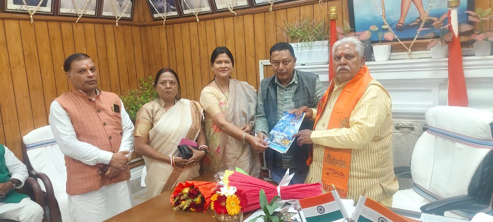 बिहार पत्रकार सम्मान पेंशन योजना के दायरे में आयेंगे सभी पत्रकार, होगी पहल: प्रेम कुमार पटना। बिहार पत्रकार सम्मान पेंशन योजना बिहार सरकार की लोक कल्याणकारी योजनाओं में से एक है। इस योजना का लाभ ज्यादा से ज्यादा पत्रकारों को मिले इसकी पहल होगी। विधानसभा अध्यक्ष प्रेम कुमार ने मीडिया फॉर बॉर्डर हार्मोनी के शिष्यमंडल से बातचीत करते हुए कहा कि सरकार बिहार में पत्रकारों को बीमा और पेंशन दे रही है। हर जिला स्तर पर प्रेस क्लब का निर्माण भी कराया गया है। शिष्टमंडल में शामिल पत्रकारों ने कहा कि वर्तमान में पेंशन योजना के नियम को थोड़ा शिथिल करने की जरूरत है। तभी बड़ी संख्या में ग्रामीण पत्रकारों को लाभ मिलेगा। उम्र सीमा 60 साल रहे। लेकिन अनुभव प्रमाण पत्र को लेकर जो प्रक्रिया है, उसके कारण बड़ी संख्या में पत्रकार योजना का लाभ नहीं ले रहे हैं। अनुभव प्रमाण के लिए अलग समिति बननी चाहिए। अनुभव प्रमाण पत्र के लिए जिला स्तर पर समिति का गठन किया जाए। जिसमें जिलाधिकारी, जिला जनसंपर्क अधिकारी, स्थानीय सांसद, विधायक, विधान पार्षद को भी नामित किया जाए। यह समिति भी अनुभव प्रमाण पत्र दे। इसके साथ ही अनुभव के लिए 20 साल निर्धारित है, उसको 10 साल किया जाए। विधानसभा अध्यक्ष ने इन मांगों को गंभीरता से लेते हुए कहा कि वह अपने स्तर से पहल करेंगे और ज्यादा से ज्यादा वरीय पत्रकार इसके दायरे में आए। मीडिया फॉर बॉर्डर हार्मोनी बिहार सरकार के पिछड़ा अति पिछड़ा कल्याण वर्ग के मंत्री रमा निषाद के नेतृत्व में विधानसभा अध्यक्ष डॉ. प्रेम कुमार से मिलकर अपनी मांगों को रखा। शिष्टमंडल में विधायक बेबी कुमारी,वरीय पत्रकार अमरेंद्र तिवारी, बिहार मदरसा बोर्ड के पूर्व सदस्य प्रोफेसर शब्बीर अहमद, जदयू वरीय नेता सौरभ कुमार साहेब आदि शामिल रहे। पत्रकार पेंशन योजना के दायरे में आए सभी पत्रकार इस पर होगा विचार बिहार विधानसभा के अध्यक्ष डॉ. प्रेम कुमार से मीडिया फॉर बॉर्डर हार्मोनी का शिष्ट मंडल मिला। बिहार पत्रकार पेंशन योजना के बारे में 60 साल की उम्र वाले सभी पत्रकारों को शामिल किया जाएगा। इसके नियम को शिथिल करनें पर विचार किया जाएगा। वरीय पत्रकार अमरेन्द्र तिवारी ने कहा कि बिहार पत्रकार सम्मान पेंशन योजना के तहत शत प्रतिशत लाभ ग्रामीण पत्रकारों को दिलाने के लिए पात्रता की अवधि 20 साल से घटाकर 10 साल करने और पीएफ कटौती व मान्यता वाली कार्ड की अनिवार्यता की जगह आवेदक के नाम से छपी पेपर का न्यूज का कतरन को भी अनुभव के प्रमाण के रूप में स्वीकार किया जाए। उन्होंने कहा कि मुख्यमंत्री नीतीश कुमार जी ने बिहार में पत्रकारों के लिए दो महत्वपूर्ण योजना बिहार राज्य पत्रकार बीमा योजना और बिहार पत्रकार सम्मान पेंशन योजना दी है। पत्रकारों के लिए यह योजना देश का मॉडल है। इसके लिए हम पत्रकार आभारी हैं। मुख्यमंत्री नीतीश कुमार की मंशा है कि इसका लाभ ज्यादा से ज्यादा पत्रकारों को मिले। यह तब संभव होगा जब पेंशन योजना के नियम में थोड़ा संशोधन हो जाए। अगर नियम में बदलाव हो तो योजना अधिक प्रभावी, समावेशी और पत्रकार हितैषी सिद्ध होगी। यह रखी गई मांग:: ---बिहार पत्रकार सम्मान पेंशन योजना का आवेदन शपथ पत्र के आधार पर स्वीकार करने की प्रक्रिया आरंभ की जाए (जैसे कि बिहार में बिहार राज्य पत्रकार बीमा योजना के लिए किया जा रहा है)। --- बिहार पत्रकार सम्मान पेंशन योजना में पात्रता की अवधि को 20 वर्षों से घटाकर 10 वर्ष किया जाए। ---बिहार पत्रकार सम्मान पेंशन योजना आयु सीमा 58 वर्ष निर्धारित की जाए।इस उम्र के हर पत्रकार को पेंशन दायरा में लाया जाए। ----बिहार पत्रकार सम्मान पेंशन लेने के लिए पत्रकार के नियुक्ति पत्र, वेतन पर्ची, बैंक स्टेटमेंट, पी.एफ. कटौती, मान्यता प्राप्त पत्रकार परिचय पत्र की जगह चुनाव या सरकारी कार्यक्रमों के कवरेज हेतु जारी परिचय पत्र व आवेदक के नाम से छपी पेपर का न्यूज कतरन को भी अनुभव के प्रमाण के रूप में स्वीकार किया जाए। ---- जिला स्तर पर पत्रकारों के कार्य अनुभव सत्यापन के लिए जिला स्तरीय समिति का गठन हो, जिसमें स्थानीय सांसद, विधायक एवं जिलाधिकारी एवं जिला सूचना जनसंपर्क पदाधिकारी को शामिल किया जाए। ---- ग्रामीण क्षेत्रों में कार्यरत पत्रकारों के लिए सांसद, विधायक, विधानपार्षद एवं प्रखण्ड विकास पदाधिकारी द्वारा प्रमाणित अनुभव प्रमाण पत्र को भी वैध कागजात माना जाए।