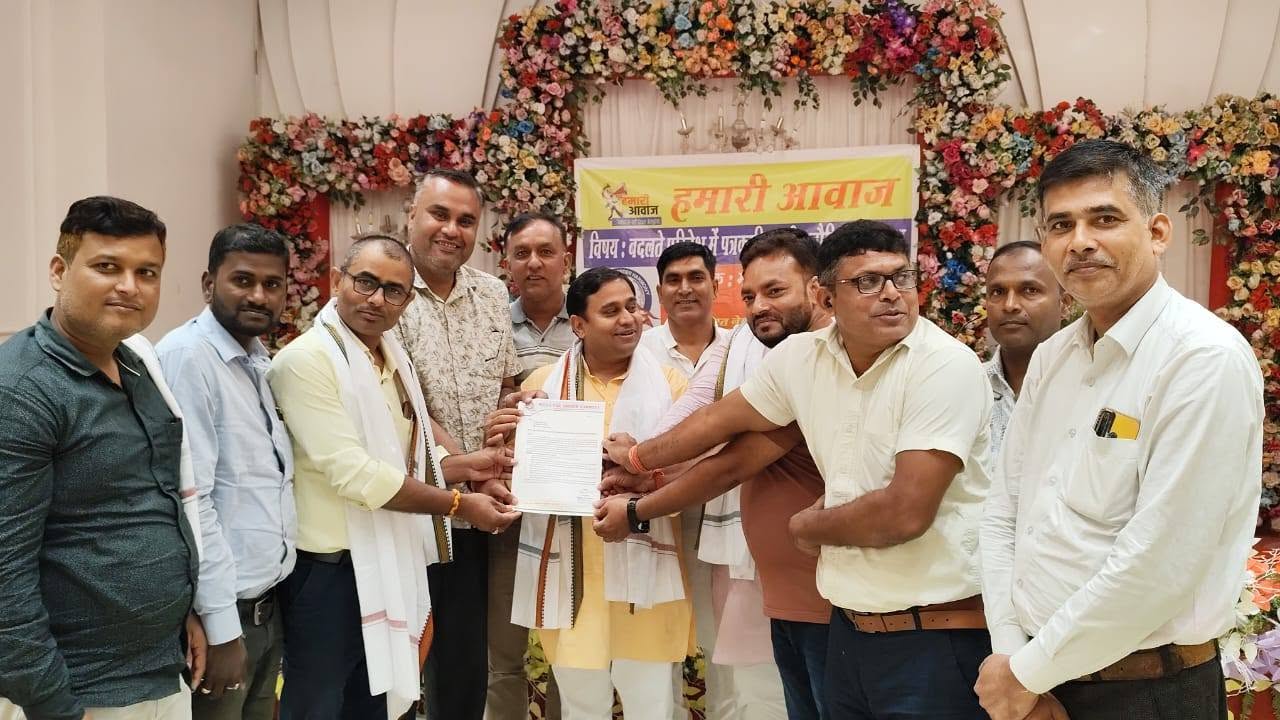 ग्रामीण पत्रकारों के हक में बुलंद हुई ‘हमारी आवाज़’, तिरहुत एमएलसी ब्रजवासी को सौंपा गया मांग पत्र